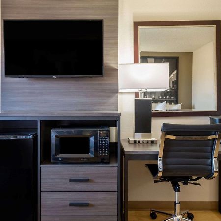 Hotel Super 8 By Wyndham Clinton Esterno foto