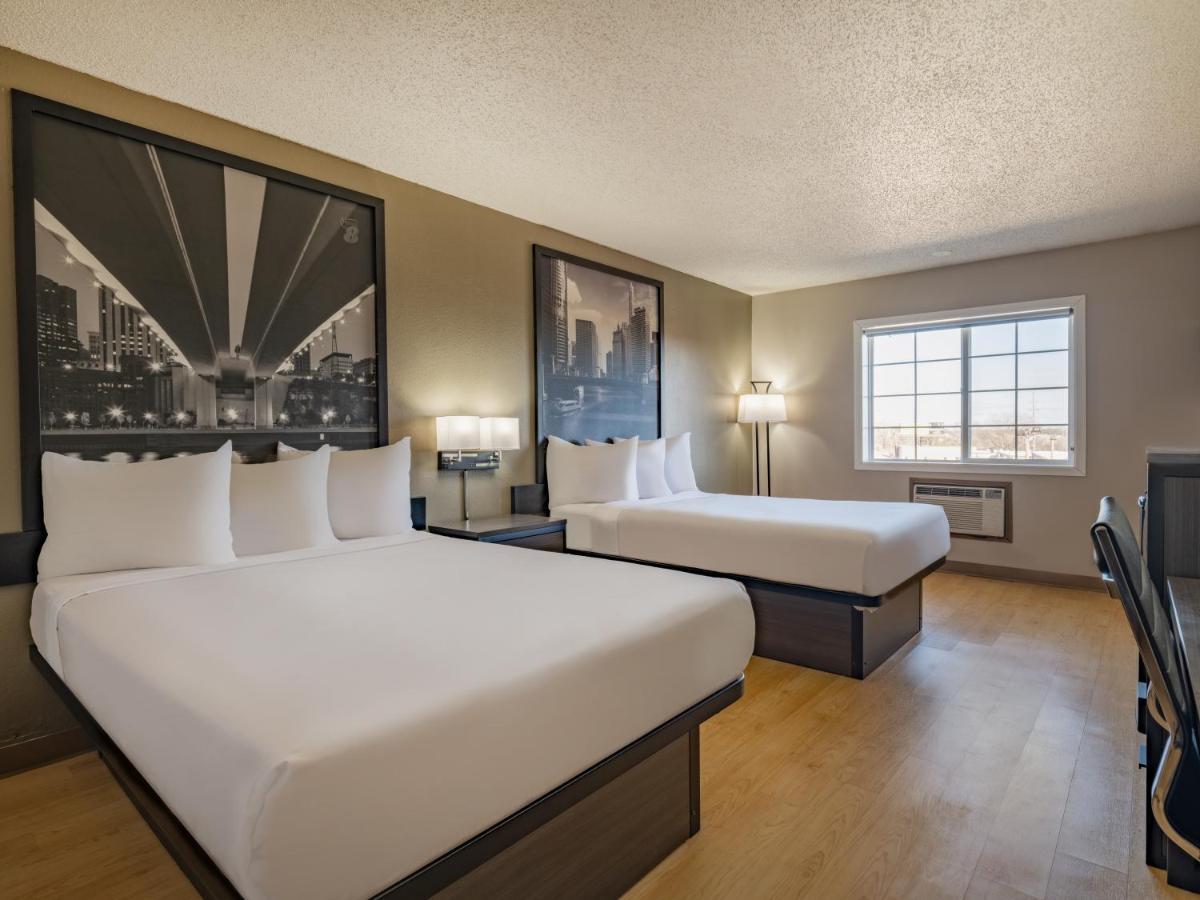 Hotel Super 8 By Wyndham Clinton Esterno foto