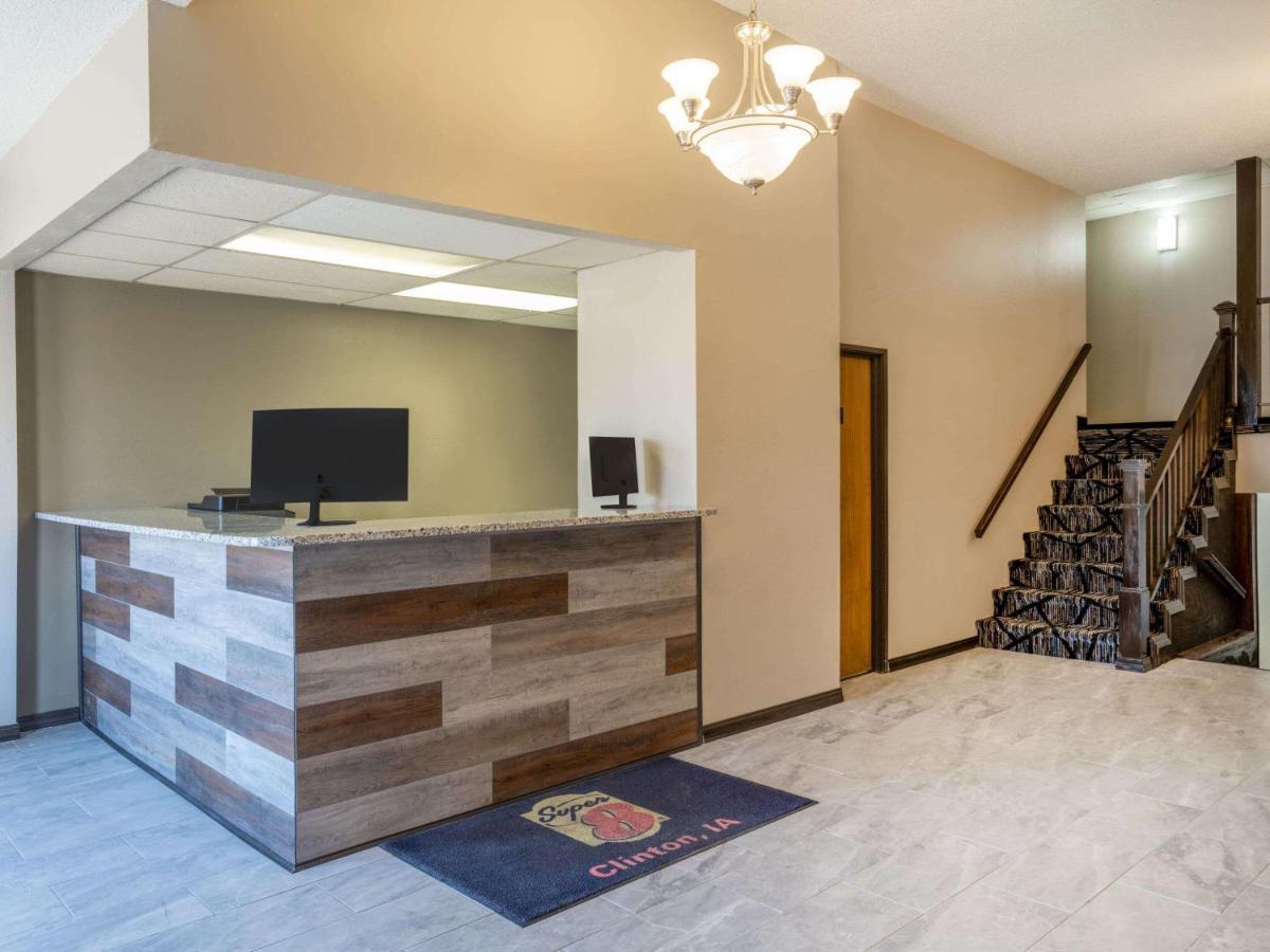 Hotel Super 8 By Wyndham Clinton Esterno foto