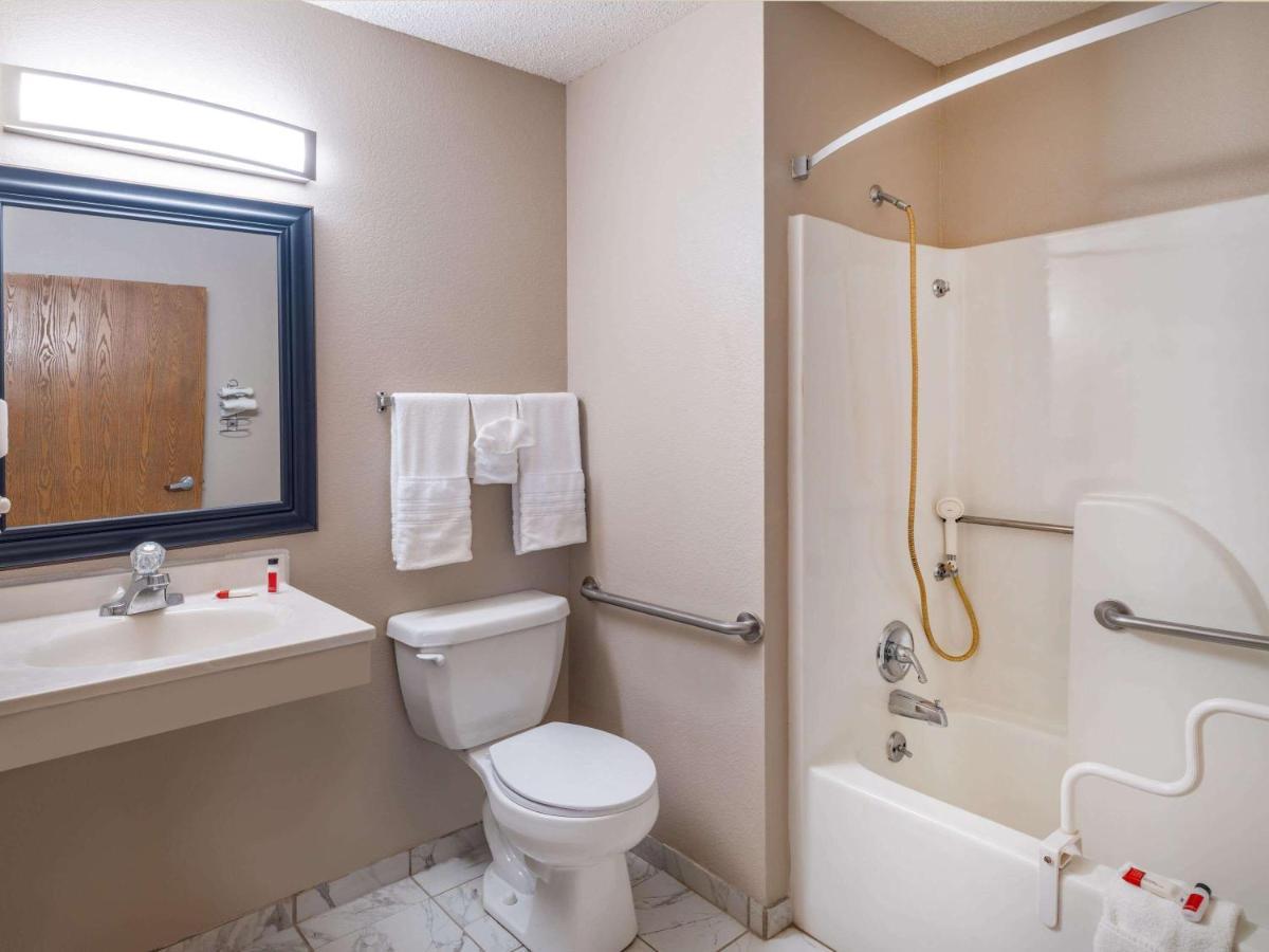 Hotel Super 8 By Wyndham Clinton Esterno foto