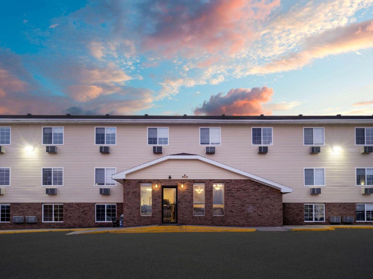 Hotel Super 8 By Wyndham Clinton Esterno foto