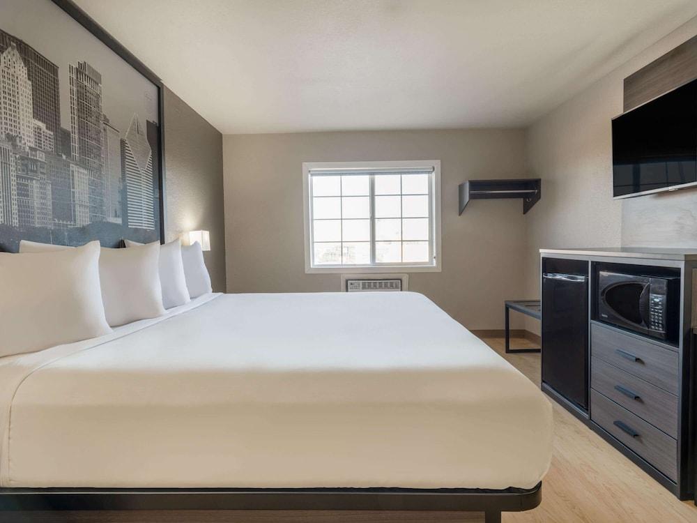 Hotel Super 8 By Wyndham Clinton Esterno foto