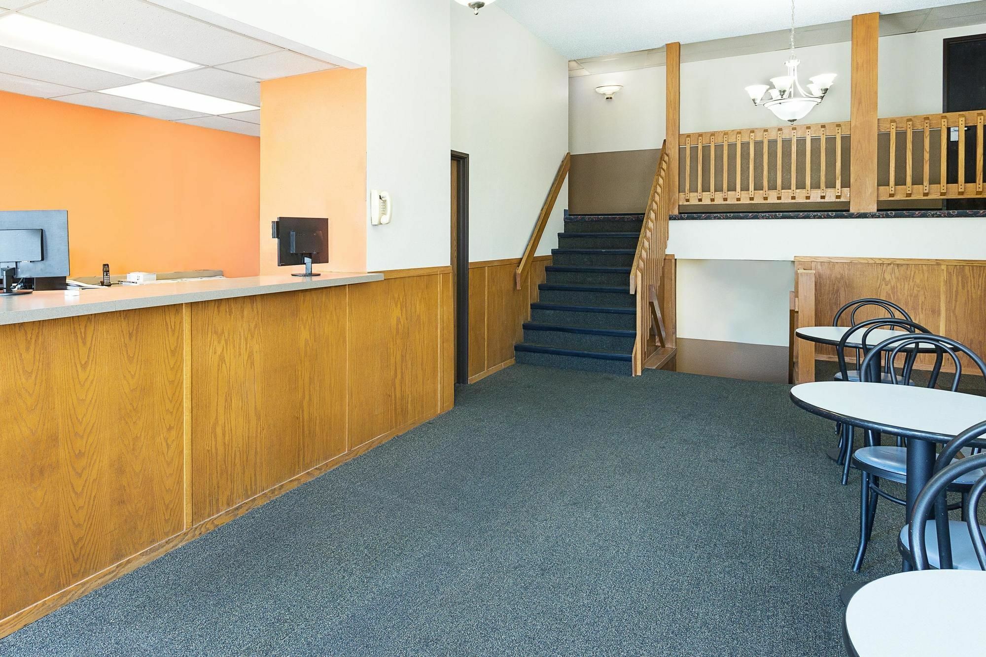 Hotel Super 8 By Wyndham Clinton Esterno foto