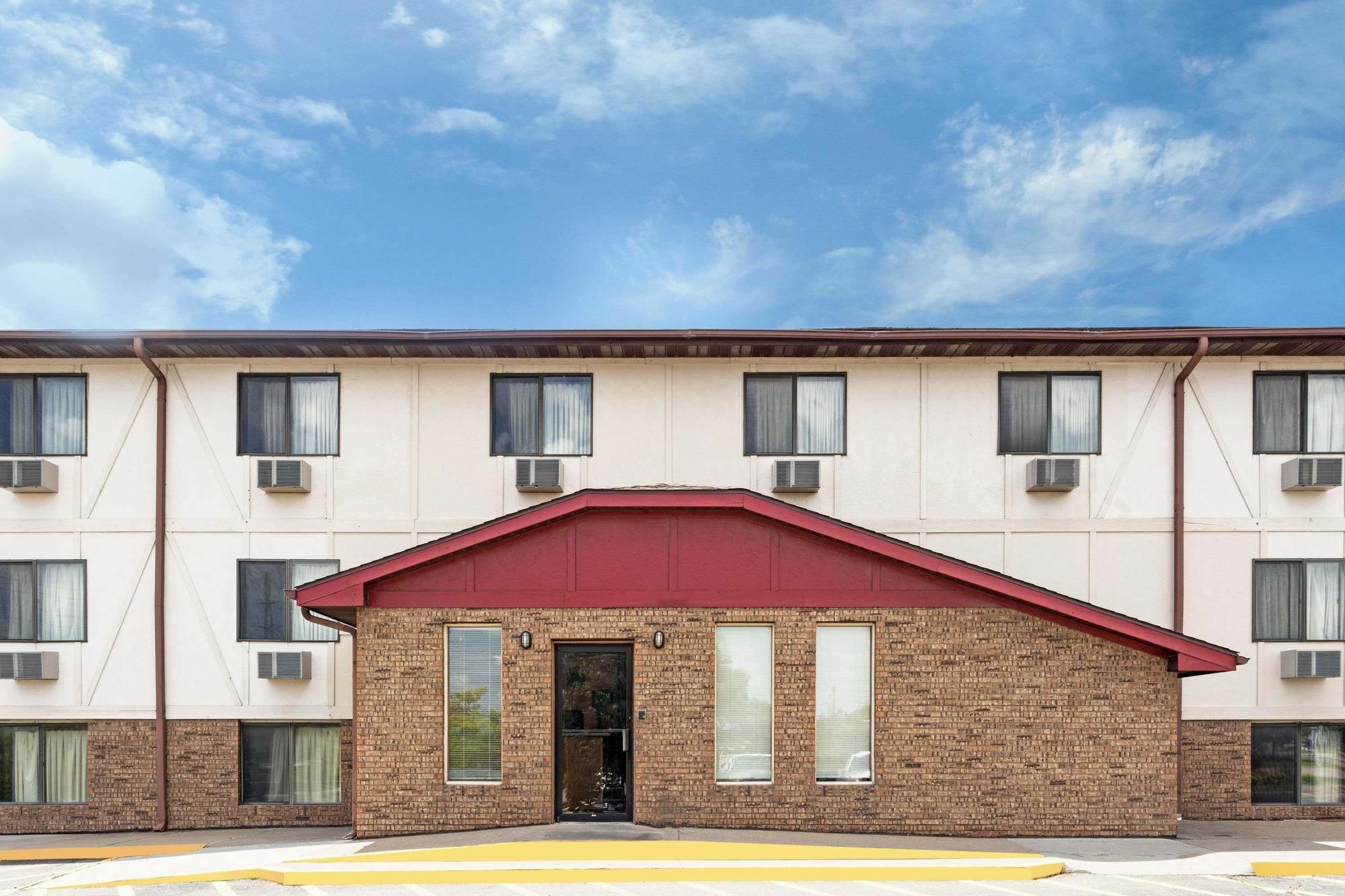Hotel Super 8 By Wyndham Clinton Esterno foto