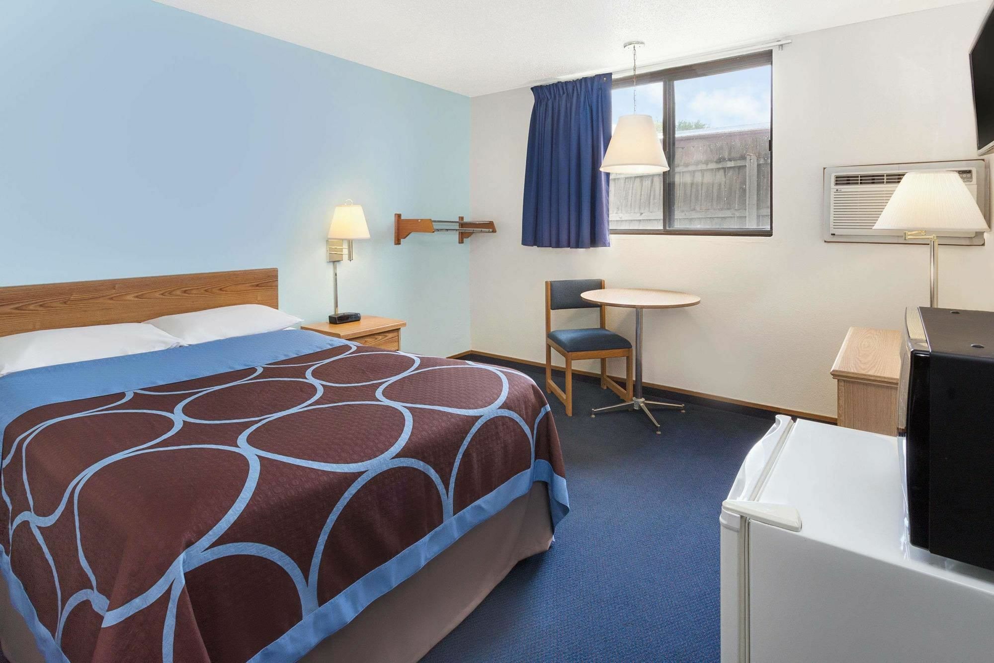 Hotel Super 8 By Wyndham Clinton Esterno foto